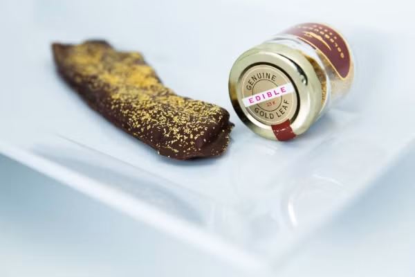 Thịt xông khói dát vàng 23 Karat: Sự kết hợp giữa chocolate, thịt xông khói và vàng đã tạo nên món thịt độc nhất vô nhị được bán với giá 39,99 USD mỗi dải tại trang web của hiệu bánh Baconery danh tiếng tại New York. Thịt xông khói từ gỗ anh đào Nueske được bao phủ chocolate đen 50%, rắc thêm vụn vàng 23 karat là món ăn dát vàng xa xỉ mà nhiều người ước ao.