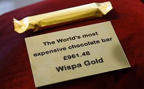 Chocolate dát vàng: Từng được biết tới là loại chocolate đắt nhất thế giới, Wispa Gold Wrapped Chocolate có giá lên tới 1.628 USD/thanh. Đây là một sản phẩm của Cadbury, thương hiệu rất nổi tiếng trong lĩnh vực sản xuất chocolate. Wispa Gold Wrapped Chocolate được bọc ngoài bằng một lớp vàng nguyên chất nhưng có thể ăn được. Rất nhiều người nổi tiếng trên thế giới ưa thích loại chocolate xa xỉ này.