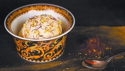 Kem dát vàng: Quán cà phê Scoopi (Dubai) đã cho ra đời món kem xa hoa nhất hành tinh giá 765 USD/viên. Món kem này được làm từ những nguyên liệu xa xỉ như vani của Madagascar, hoa uất kim (hay còn gọi là khương hoàng hoặc nghệ tây) của Iran và nấm đen của Italy, trên cùng được rắc một lớp bột vàng 23K.