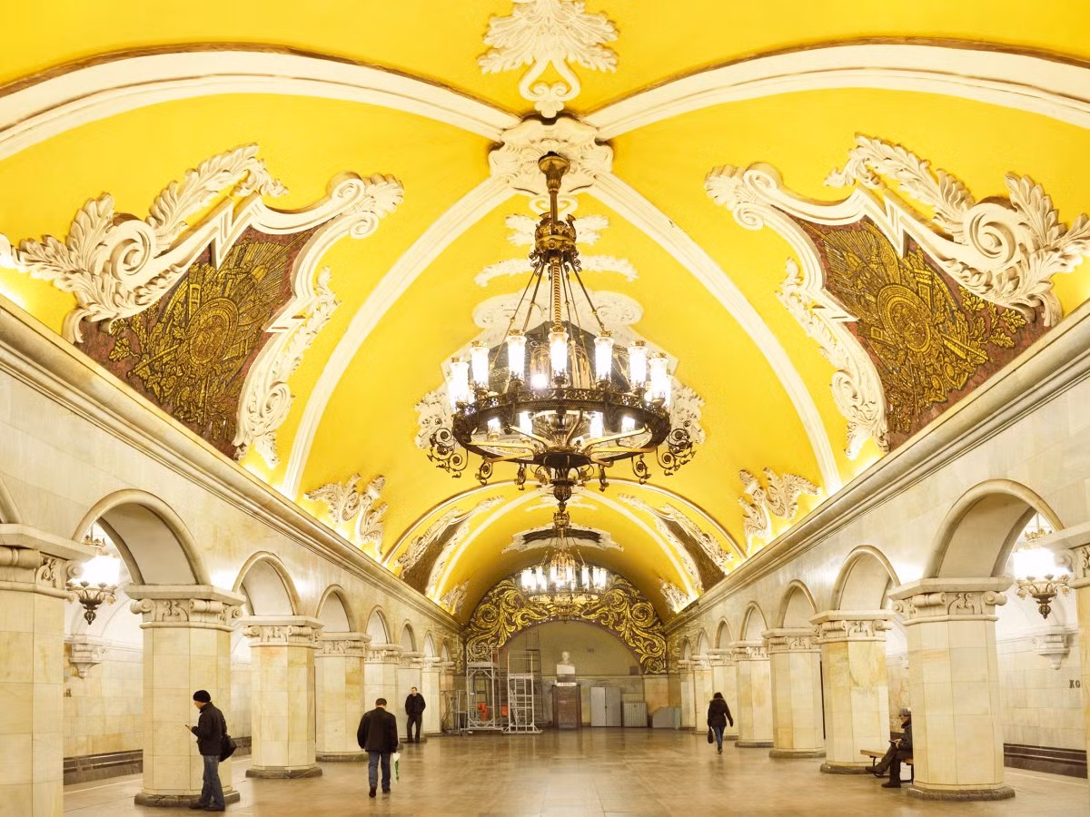 Komsomolskaya ở Moscow (Nga), là một nhà ga tân cổ điển với kiến trúc độc đáo.