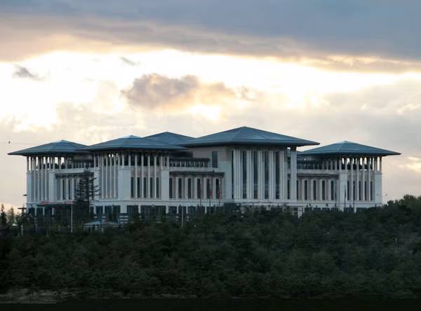 Presidential Palace - Ankara, Thổ Nhĩ Kỳ: Dinh Tổng thống Thổ Nhĩ Kỳ thực sự là một kiến trúc khổng lồ rộng gần gấp 50 lần so với Nhà Trắng, với 1.000 phòng, và có giá trị hơn nửa tỷ USD.