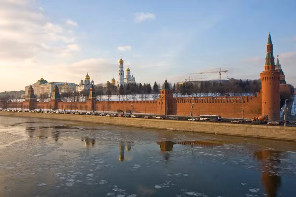 Điện Kremlin - Moscow, Nga: Cung điện Kremlin có quy mô rất rộng lớn, có tính thẩm mỹ và ý nghĩa lịch sử quan trọng với nước Nga. Đây cũng là nơi ở của Tổng thống Vladimir Putin với khu nghỉ ngơi riêng biệt.
