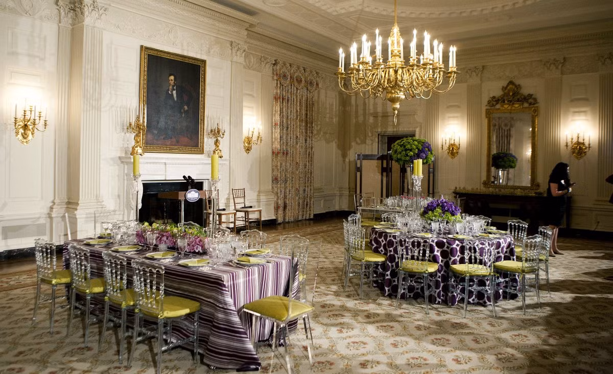 Nhà Trắng gồm 132 phòng, 35 phòng tắm và 6 tầng xây bằng đá sa thạch theo phong cách tân cổ điển. Tổng cộng Nhà Trắng có 412 cửa chính, 147 cửa sổ, 28 lò sưởi, 8 cầu thang và 3 thang máy. Tại đây, bạn có thể tìm thấy cả rạp chiếu phim, khu giải trí, bể bơi, sân bowling…