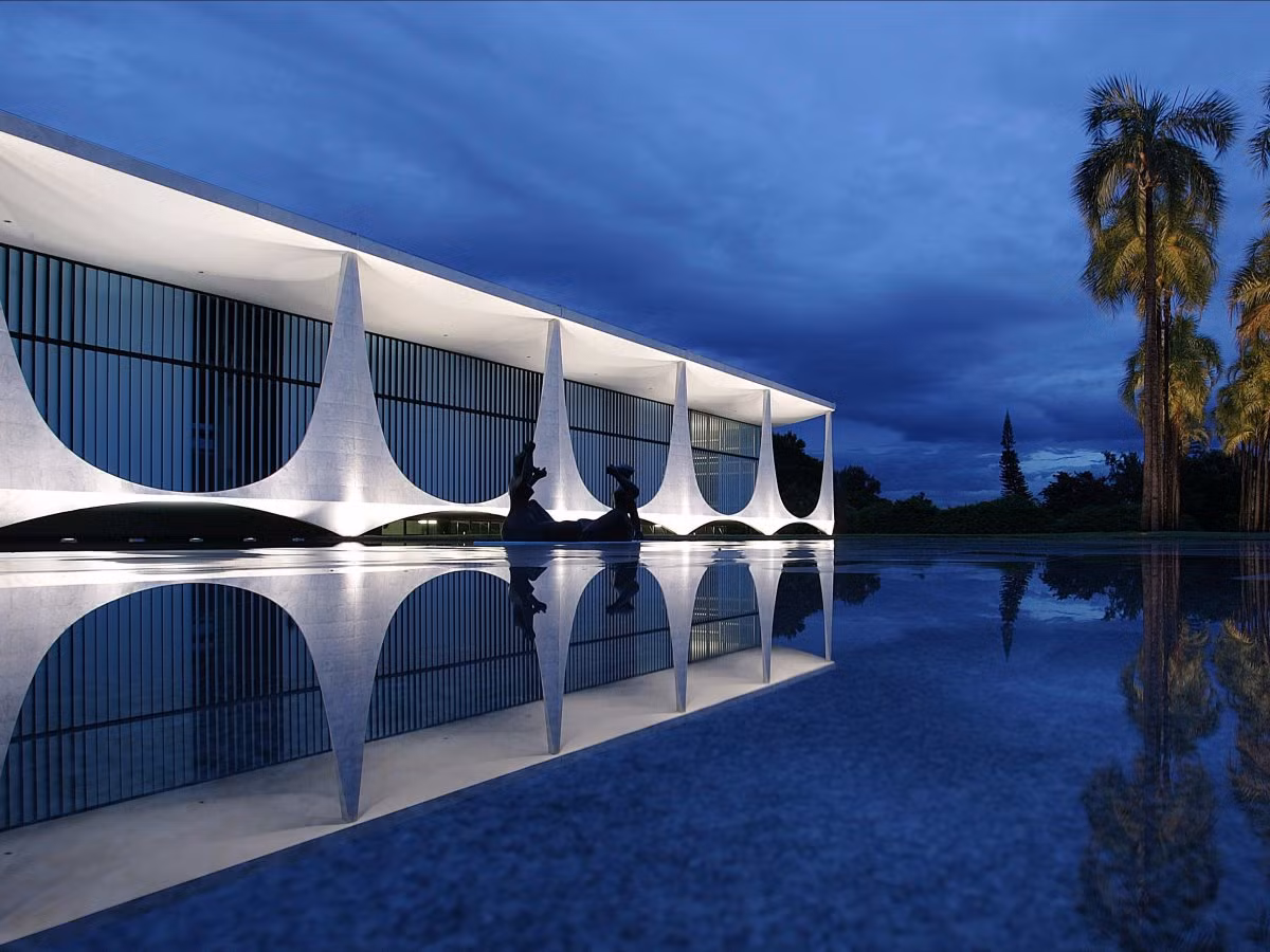 Cung điện Palácio da Alvorada ở Brasília, Brazil, là nơi ở chính thức của Tổng thống Brazil. Dinh thự tổng thống có kiến trúc độc đáo và lạ mắt này đã được trùng tu và trở thành nơi ở Tổng thống Brazil.