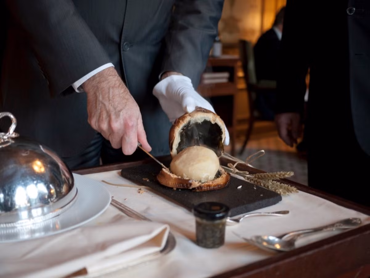 Nhà hàng Alleno Paris, trước đây gọi là Pavillon Ledoyen, là một trong hai nhà hàng để nhận được 3 sao Michelin trong năm nay. Nhà hàng là một kiệt tác với không gian cổ điển và xinh đẹp, phù hợp để thưởng thức các món hảo hạng.