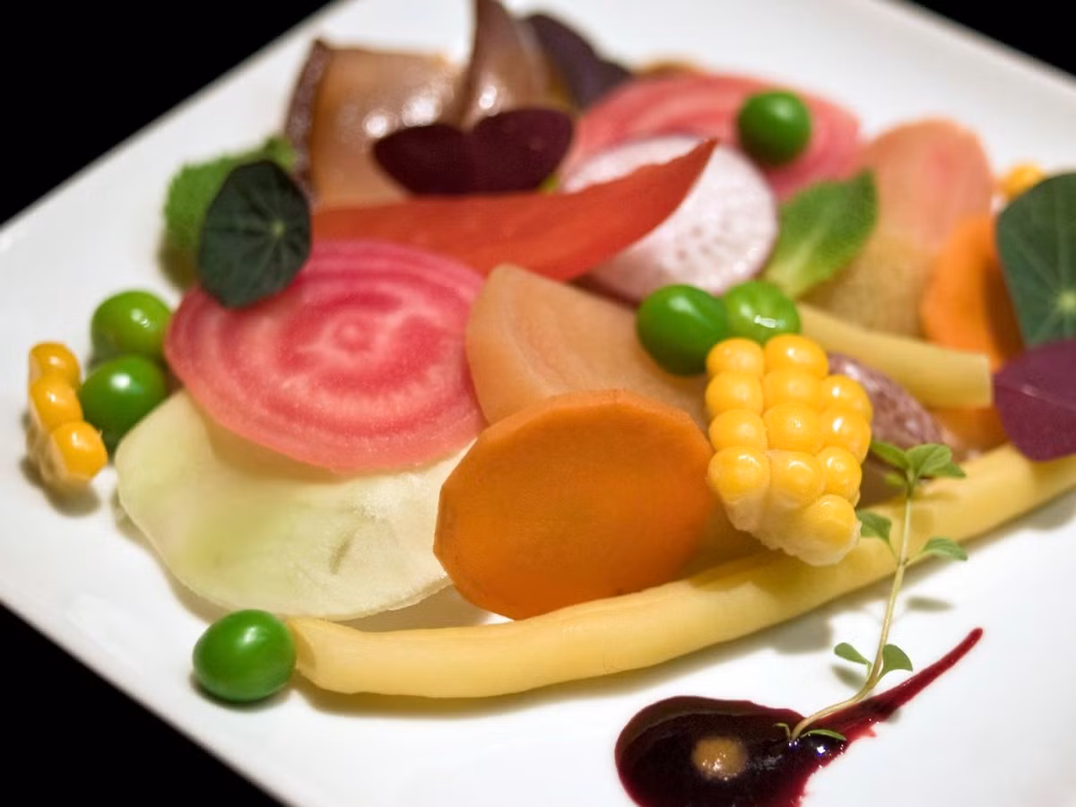 Nhà hàng Bras nổi bật với các món ăn được chế biến từ các loại thảo mộc và hoa quả tươi của địa phương. Các món ăn được trình bày như một tác phẩm nghệ thuật.