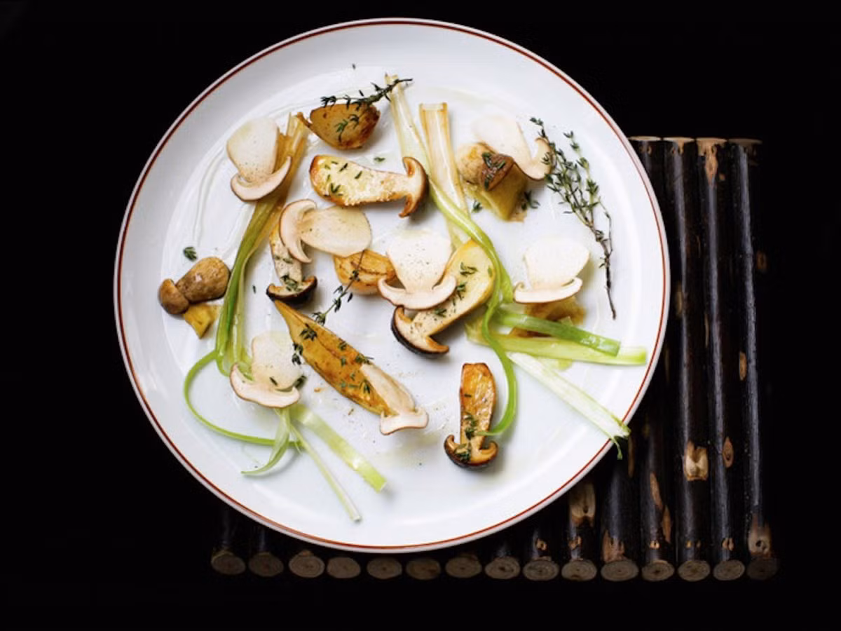 Nhà hàng Paris 'L'Arpege của đầu bếp Alain Passard được xếp hạng ở vị trí thứ 12 trong top 50 nhà hàng tốt nhất thế giới. Các món ăn của nhà hàng dùng nguyên liệu từ các loại rau được hái tươi hàng ngày, vận chuyển đến các thành phố bằng xe lửa tốc độ cao.