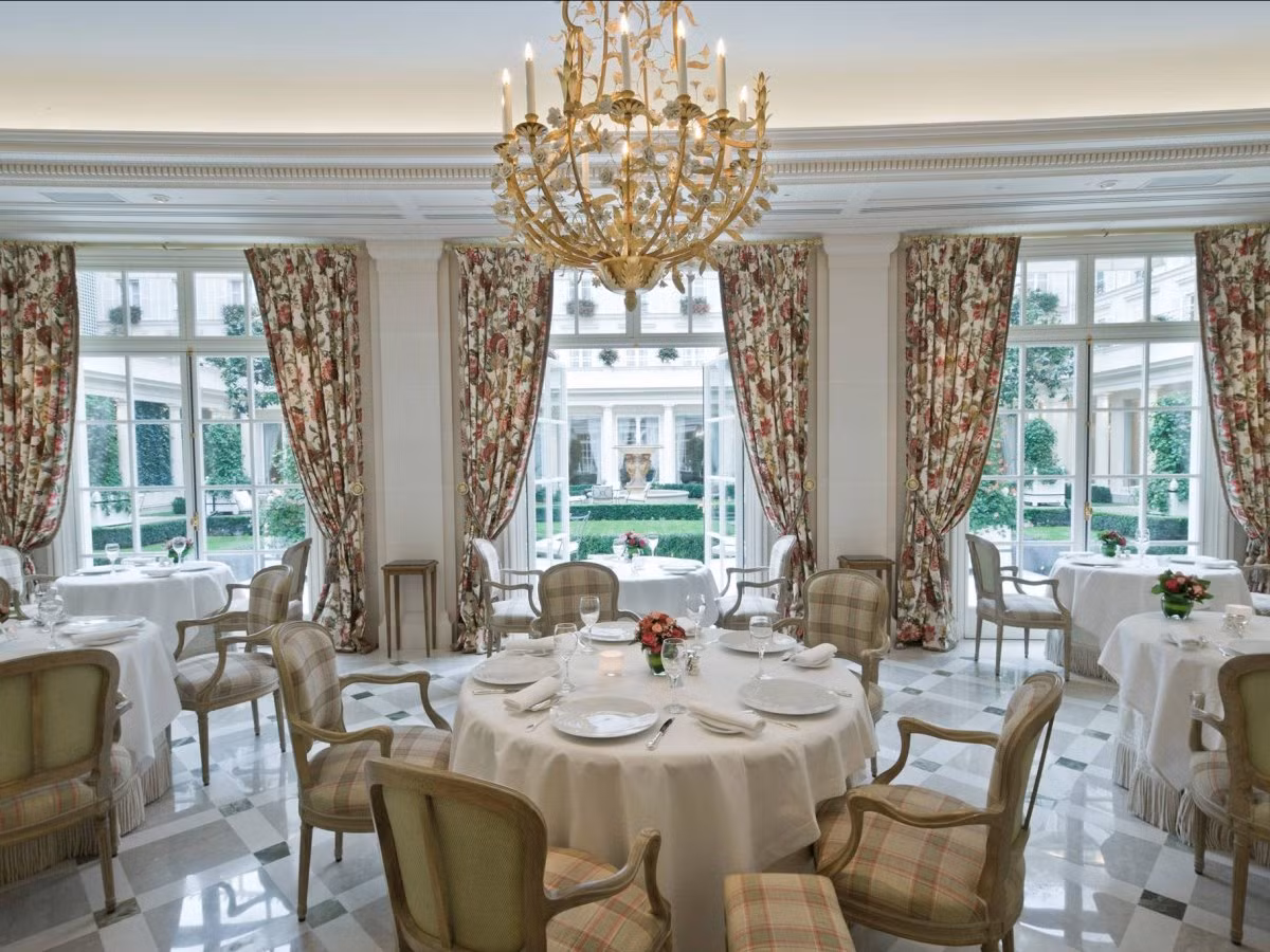 Nhà hàng Epicure tại khách sạn Hôtel Bristol ở Paris xếp thứ 7 trên 10 nhà hàng hàng tốt nhất thế giới do TripAdvisor xếp hạng. Nhà hàng của đầu bếp Eric Frechon này nhận được ba sao Michelin. Những món ăn nổi bật của nhà hàng là gan ngỗng, hàu hun khói...
