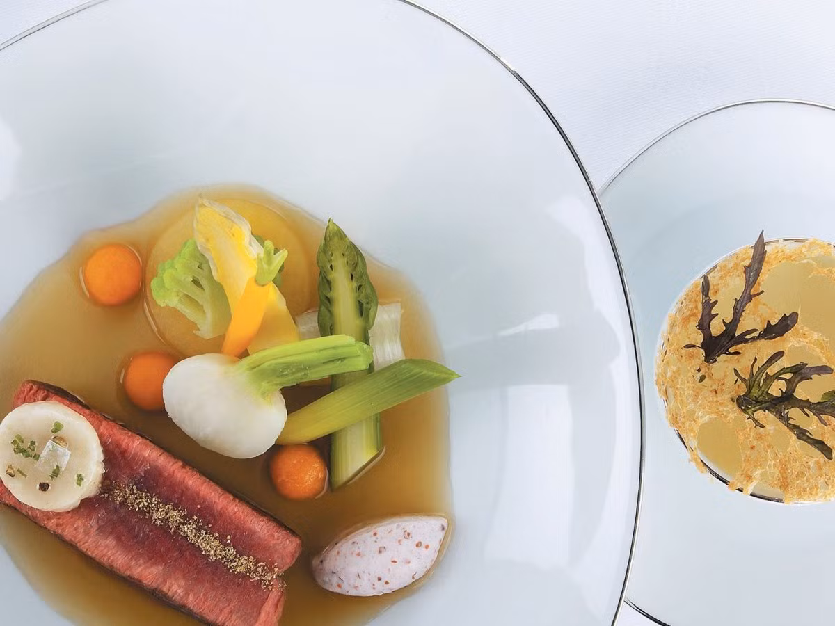 Nhà hàng Maison Lameloise đứng ở vị trí thứ 3 trong danh sách những nhà hàng tốt nhất thế giới do tạp chí du lịch TripAdvisor xếp hạng. Các món ăn của nhà hàng được chế biến bằng nguyên liệu theo mùa và khu vực.