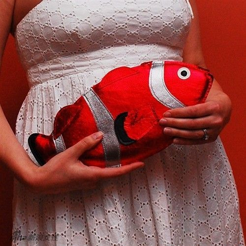 Túi cầm tay hình cá rực rỡ.