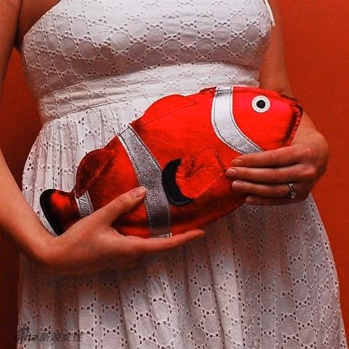 Túi cầm tay hình cá rực rỡ.