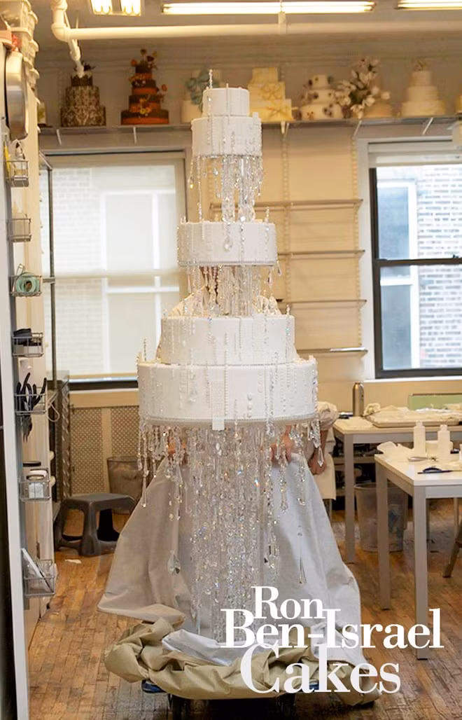 Bánh pha lê Swarovski giá 32.000 USD: Nhắc đến bộ phim Sex and the City 2, chắc hẳn khán giả sẽ không thể nào quên hình ảnh chiếc bánh cưới của Carrie Bradshaw và Mr Big (2 nhân vật trong phim). Bánh 6 tầng và được coi như là một “tác phẩm nghệ thuật” của Ron Ben-Israel với 4.000 viên pha lê Swarovski. Sản phẩm trông giống như một chiếc đèn chùm đắt đỏ ăn được.