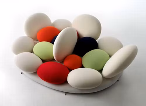 Chiếc ghế hình những viên kẹo là một vật dụng độc đáo và lạ mắt cho nhà đẹp.