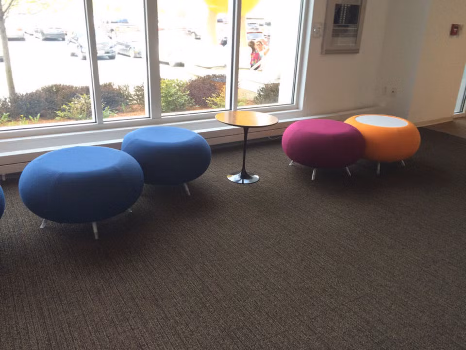 Ngay cả ghế ngồi cũng được thiết kế theo chủ đề viên kẹo M&amp;M nhiều màu sắc.