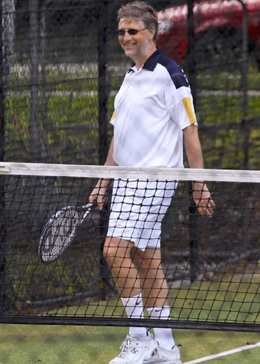 Khu vực luyện tập thể dục rộng hơn 760m2 được trang bị đầy đủ hơn bất cứ câu lạc bộ sức khỏe nào với một phòng tắm xông hơi, có phòng thay đồ riêng cho nam và nữ.