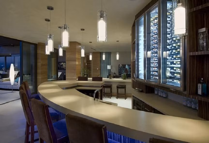 Dinh thự của Bill Gates có tất cả 24 phòng tắm, trong đó có 10 phòng đầy đủ tiện nghi. Với 23 điểm đỗ xe, gia chủ có thể tiếp đón hơn 23 khách và mỗi khách có thể sử dụng phòng tắm riêng.