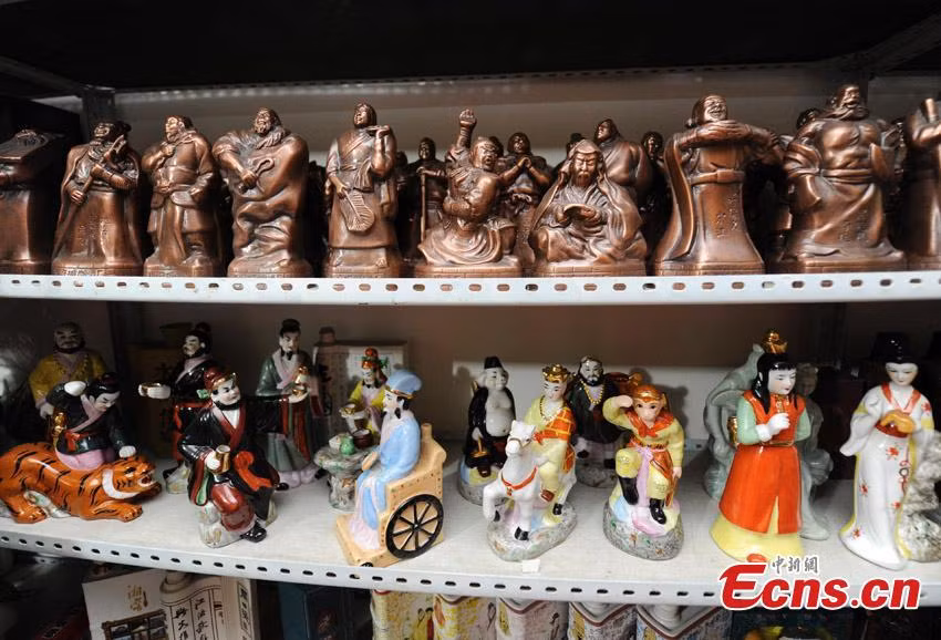 Bộ sưu tập này đang được trưng bày chật kín một gian nhà của ông Liu.