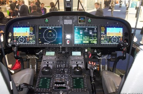 Cận cảnh mô hình cabin lái trực thăng AW-189 mà Việt Nam mua. Có thể thấy, chúng rất đơn giản và hiện đại với 4 màn hình tinh thể lỏng cỡ lớn hiển thị các thông số kĩ thuật bay.