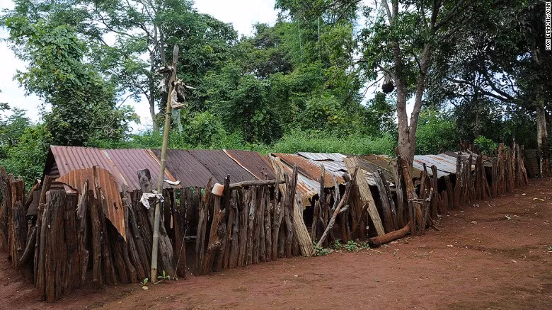 Nhà mồ của người Gia Rai: Nhà mồ là sản phẩm kiến trúc độc đáo được xây dựng từ những bàn tay tài hoa, khéo léo của cả cộng đồng.