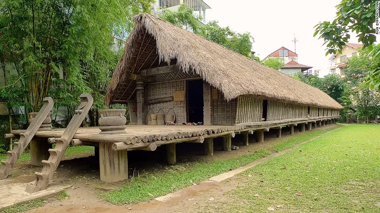 Nhà dài của người dân tộc Êđê có sàn thấp và được làm từ gỗ và tre, với hai cầu thang kép được chạm khắc từ thân gỗ tròn ở lối vào – một cầu thang được dành cho đàn ông đi và cái còn lại dành cho phụ nữ. Để tránh bị nhẫm lẫn, cầu thang dành cho phụ nữ được trang trí thêm bằng một hình tượng bộ ngực điêu khắc.