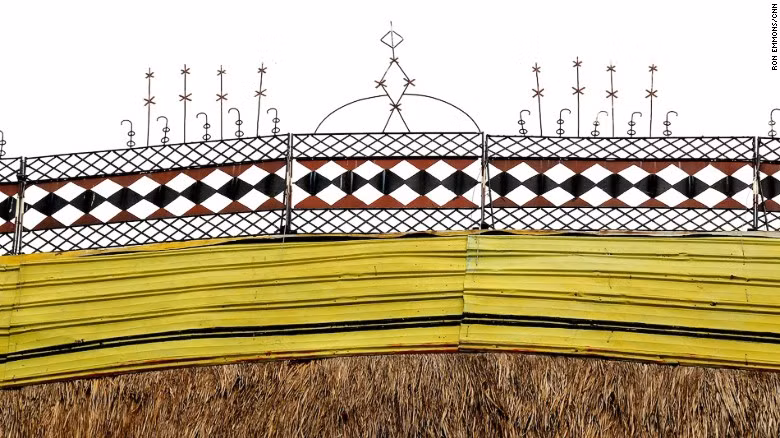 Mái nhà rông được lợp bằng lá cỏ tranh. Trên đỉnh của các mái nhà rông được trang trí bằng các hoa văn độc đáo và với hình thù khác nhau đối với từng buôn làng.