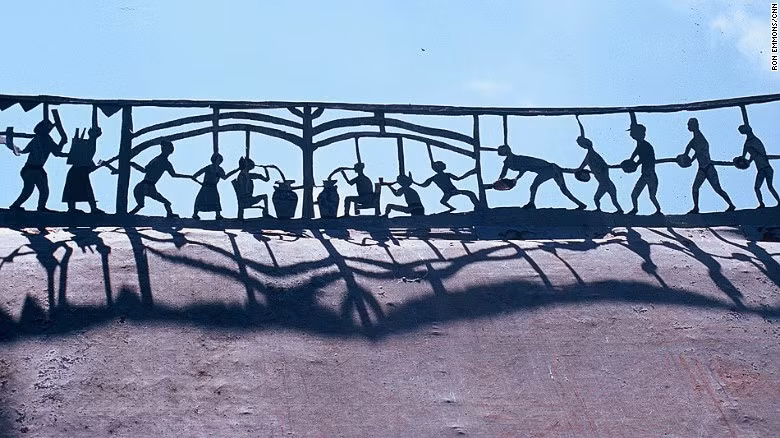 Phần mái của ngôi nhà mồ cũng được trang trí bằng các hình thù độc đáo.