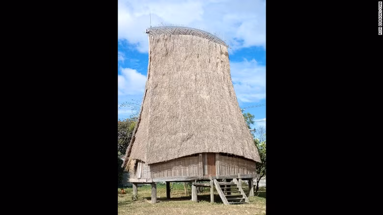 Lối vào nhà rông cũng là các bậc thang nghiêng làm bằng thân gỗ tròn với các bậc cầu thang được chạm khắc. Bên trong nhà rông có một sàn tre rộng rãi đủ để chứa tất cả người dân buôm làng.