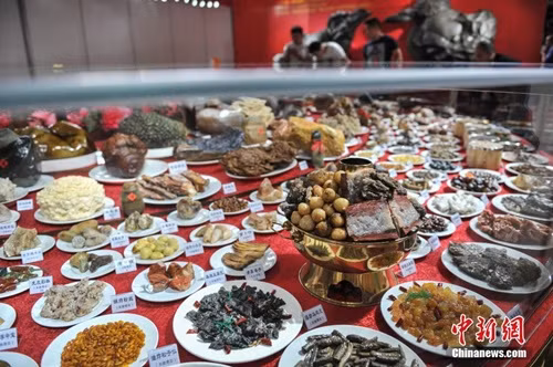 Sự tinh tế, khéo léo của những người thợ thủ công đã tạo nên hàng trăm món ăn với màu sắc hấp dẫn từ hàng ngàn loại đá thiên nhiên. Đứng từ xa chiêm ngưỡng, du khách khó lòng nhận ra bàn đại tiệc chỉ là "đồ giả".