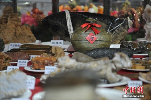 Hơn 600 món ăn các loại, từ sơn hào hải vị tới những món ăn bình dân, xuất hiện trên bàn đại yến.