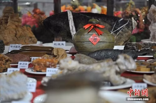 Hơn 600 món ăn các loại, từ sơn hào hải vị tới những món ăn bình dân, xuất hiện trên bàn đại yến.