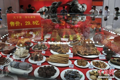 Hồi tháng 7, triển lãm đá quý diễn ra tại thành phố Côn Minh, tỉnh Vân Nam, Trung Quốc, cũng khiến du khách ngỡ ngàng bởi một bàn đại tiệc khổng lồ với hơn 600 món ăn đủ loại từ đá quý.