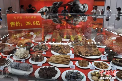 Hồi tháng 7, triển lãm đá quý diễn ra tại thành phố Côn Minh, tỉnh Vân Nam, Trung Quốc, cũng khiến du khách ngỡ ngàng bởi một bàn đại tiệc khổng lồ với hơn 600 món ăn đủ loại từ đá quý.