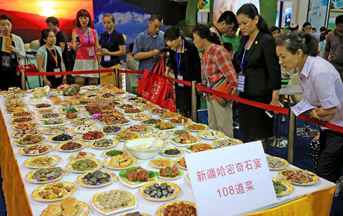 Trước đó, tháng 6 năm nay, Trung Quốc cũng từng xuất hiện một bàn tiệc gồm 108 món ăn được làm từ đá tự nhiên. Tác phẩm này được trưng bày tại triển lãm Du lịch quốc tế Bắc Kinh.