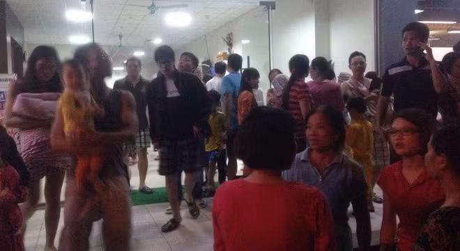 Người dân ở chung cư VP5 - Linh Đàm kéo nhau chạy khỏi tòa nhà vì còi báo cháy.