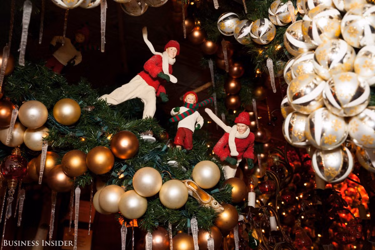 Tại Rolf, việc trang trí cửa hàng đón Giáng sinh sẽ hoàn tất vào ngày 1/11.