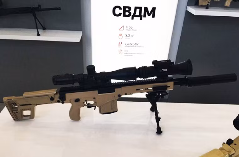 Trên thân súng là một dường dài hệ thống ray picantinny để có thể gắn các phụ kiện chiến đấu đặc trưng cho dòng súng bắn tỉa như kính ngắm phóng đại, kính ngắm hồng ngoại, chân chống súng… Chân chống súng được thiết kế hiện đại để có thể mở gấp dễ dàng.