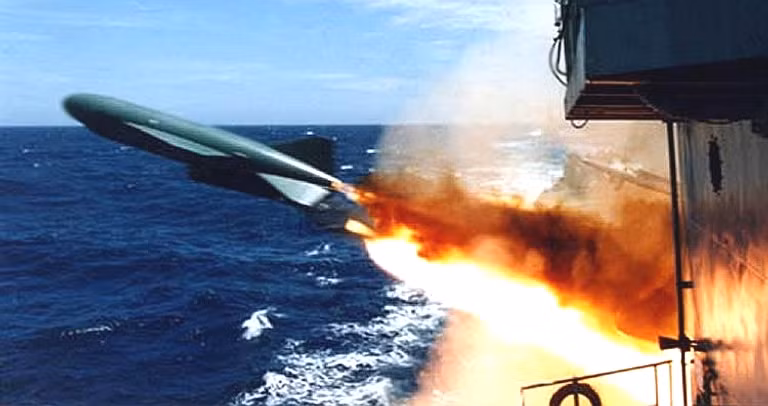 Loại tên lửa chống hạm chủ lực trên Type 051 là HY-2 sao chép công nghệ mẫu P-15 Termit của Liên Xô, nhưng tầm bắn được tăng lên tới 200km, trang bị đầu tự dẫn radar chủ động hoặc hồng ngoại pha cuối, mang đầu nổ nặng 513kg.