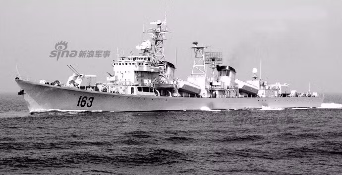 Type 051 có lượng giãn nước khoảng 3.670 tấn, dài 132m, rộng 12,8m, mớn nước 4,6m, thủy thủ đoàn 280 người.