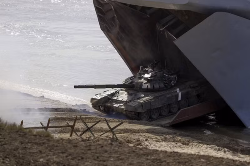 Cận cảnh những cỗ xe tăng Nga “bò” ra từ các chiến hạm há mồm khổng lồ trong mục diễn tập bảo vệ đảo. 