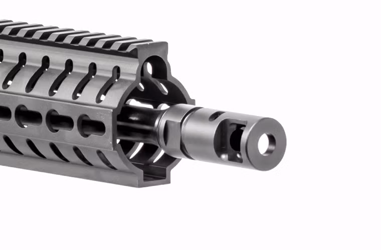 Tuy sử dụng cỡ đạn có động năng lớn như AK-47 nhưng do sử dụng một chóp bù giật được thiết kế mới hoàn toàn, vì thế dẫu súng có trọng lượng rất nhẹ, nhưng độ ổn định vẫn rất cao, và độ giật thấp như dòng súng M16, giúp cho đường đạn có tính chính xác.