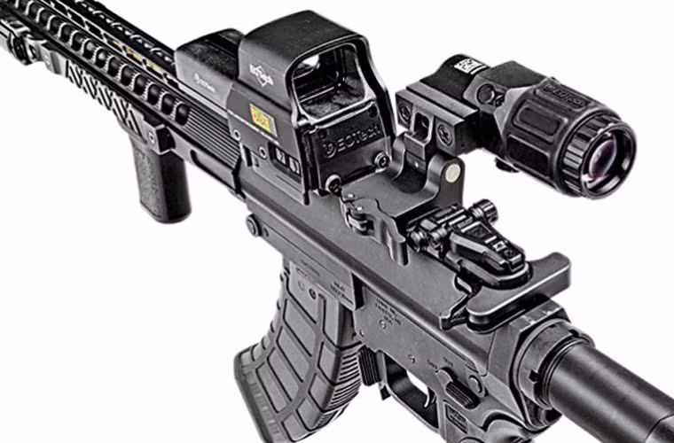 Cần lên đạn thiết kế tương tự M16 cho khả năng lên đạn cho cả người thuận tay trái và tay phải. Thoi nạp đạn được làm giống M16 nhưng cải tiến để tăng độ ổn định khi chốt giữ viên đạn. Cửa hất vỏ đạn được thiết kế nắp che tự động tương tự như M16.