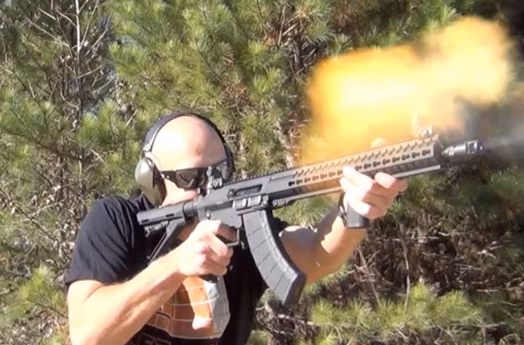 Nhìn bề ngoài, súng trường MK-47 mang dáng dấp của một khẩu súng hiện đại, nó mang trên mình một màu đen quyến rũ, thân súng sử dụng nhiều polimer cao phân tử giúp súng có trọng lượng rất nhẹ trong khi vẫn đảm bảo độ bền cơ học cực cao.