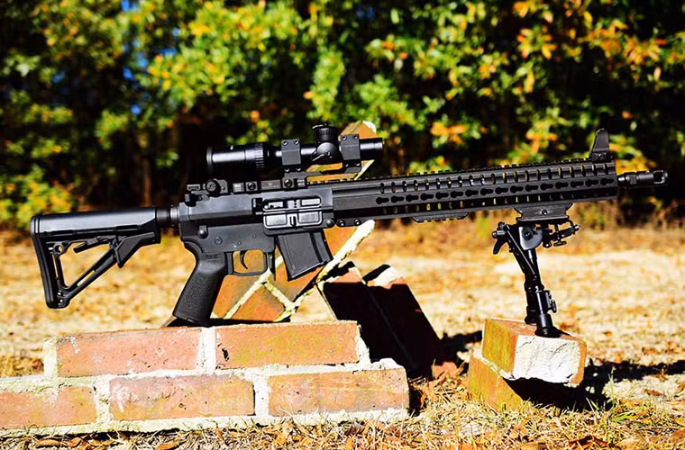 Súng trường tấn công MK-47 có trọng lượng 2,72kg, khá nhẹ so với AK-47, chiều dài súng khi rút báng 831mm, nòng súng dài 409mm,được làm xoắn theo tỉ lệ 1:10 inch để tương thích với cỡ đạn 7,62 mm. Sử dụng trích khí trực tiếp nhưng cải tiến hơn so với M16, vì vậy súng có thể bắn nhanh như M16 mà mà không dễ bị kẹt đạn.