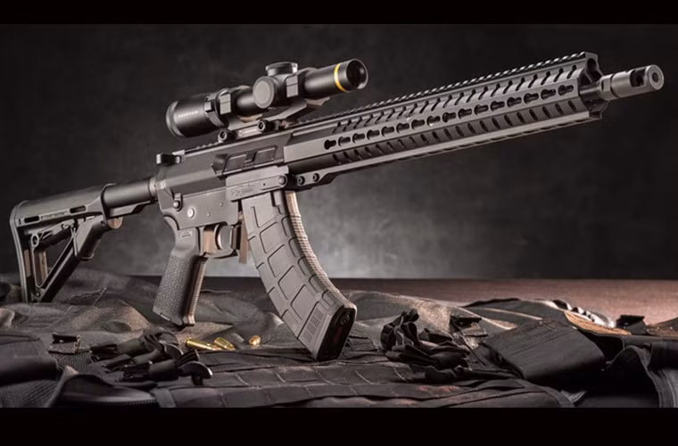 Câu trả lời đó chính là súng trường tấn công MK-47. MK-47 là sản phẩm kết hợp giữa hai dòng vũ khí nổi tiếng là AK-47 và M16, chúng được công ty CMMG của Mỹ thiết kế và hiện là sản phẩm ưa chuộng với giá bán khoảng 1.850 USD.