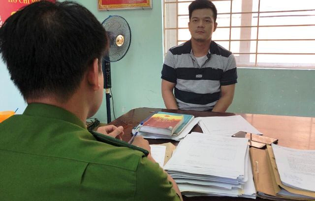 "Người cha tội lỗi" đang khai nhận hành vi phạm tội của mình tại CQĐT.