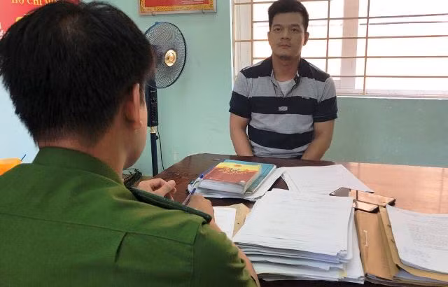 "Người cha tội lỗi" đang khai nhận hành vi phạm tội của mình tại CQĐT.