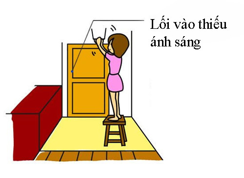  7. Lối vào thiếu ánh sáng: Theo quy tắc phong thủy, lối vào nên có mái hiên rộng rãi, sáng sủa và sạch sẽ để thu hút vận may cho gia chủ. Vì thế bạn cần đảm bảo lối vào luôn đủ ánh sáng hoặc đèn chiếu sáng luôn hoạt động tốt. Lời khuyên: Trường hợp đèn chiếu sáng bị hỏng cần thay mới ngay lập tức.