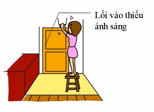  7. Lối vào thiếu ánh sáng: Theo quy tắc phong thủy, lối vào nên có mái hiên rộng rãi, sáng sủa và sạch sẽ để thu hút vận may cho gia chủ. Vì thế bạn cần đảm bảo lối vào luôn đủ ánh sáng hoặc đèn chiếu sáng luôn hoạt động tốt. Lời khuyên: Trường hợp đèn chiếu sáng bị hỏng cần thay mới ngay lập tức.