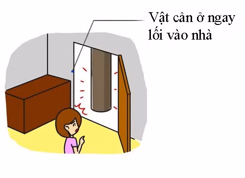  2. Vật cản ở ngay lối vào nhà: Nếu bạn nhìn thấy một vật cản lớn như cột đèn, cây cổ thụ hay bất cứ thứ gì cản trở ngay trước lối vào nhà thì bạn cần phải tìm cách khắc phục nhanh. Vì thế có vật cản ở ngay lối vào, điều đó cho thấy ngôi nhà của bạn đang rơi vào trạng thái phải tiếp nhận nguồn năng lượng tiêu cực tiến vào bên trong một cách đột ngột, gây ra môi trường xấu. Nó ảnh hưởng đến tài vận và hòa khí trong gia đình. Lời khuyên: Bạn hãy đặt một chậu cây xanh khỏe mạnh ở ngay gần lối vào nhà để giảm thiểu năng lượng tiêu cực đang kéo vào nhà.
