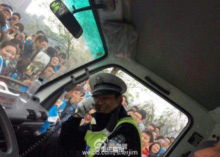 Anh cảnh sát chỉ biết cười khổ, bối rối khi trong đám đông xuất hiện những tiếng hô "Em yêu anh!". Nhưng chắc chắn nhiều cô nàng sẽ vỡ mộng, thất vọng tràn trề khi biết anh cảnh sát đẹp trai vừa kết hôn cách đây chưa lâu.